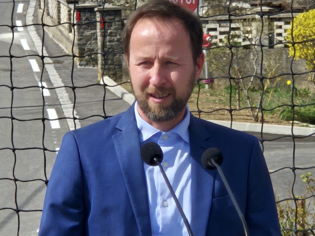 Birokratski pesek v oči v Ilirski Bistrici: Župan dr. Gregor Kovačič napihuje občinsko upravo z izgovori o projektih, račune pa plačujejo domači davkoplačevalci
