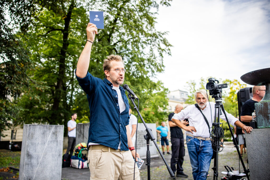 Jenull hoče imeti cenzuro na svojih protestih; tako ga je zmotila kritika opozicije s strani govornika