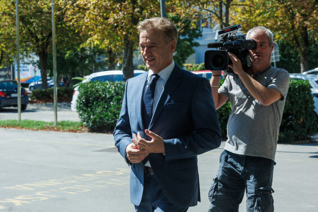Golob si je že rezerviral ministrski stolček v lastni vladi v senci