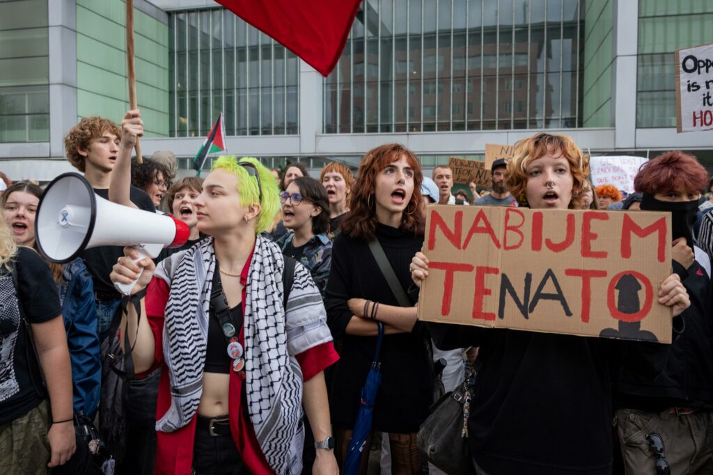 Protest proti Izraelu razkril radikalno agendo: Poleg propalestinskih gesel udrihali še po zvezi Nato