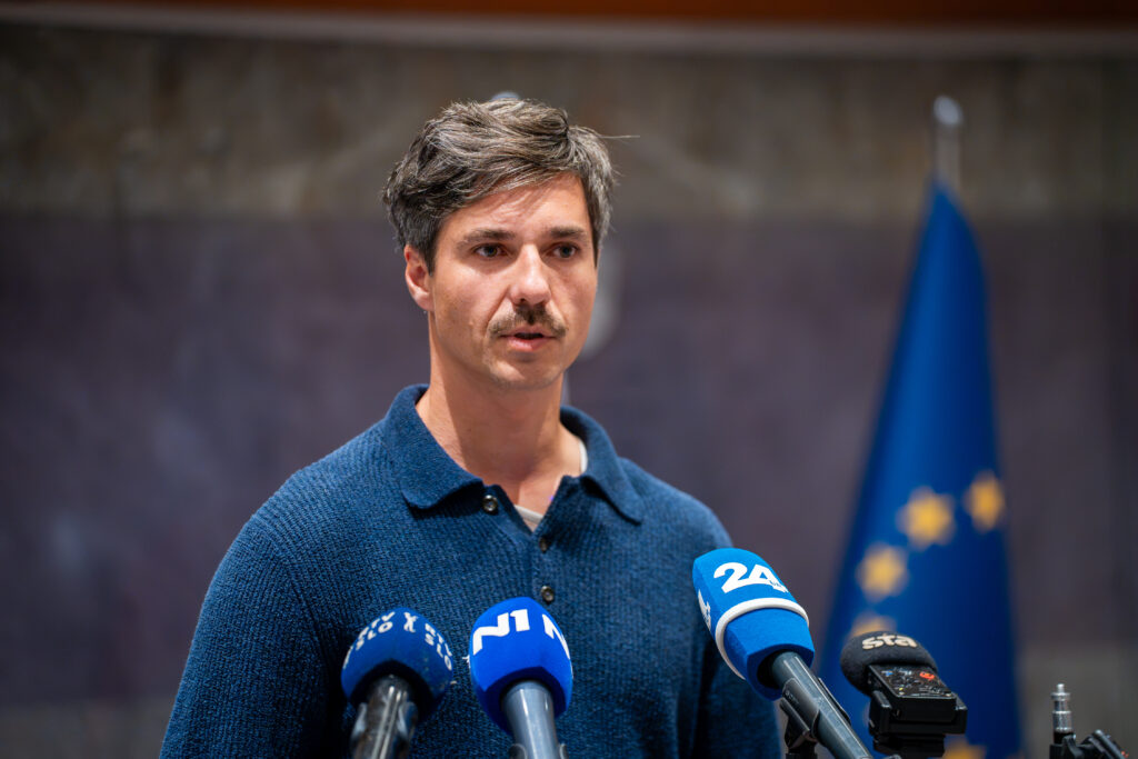 Mesec povsem razgaljen, Smodej objavil njegov mail
