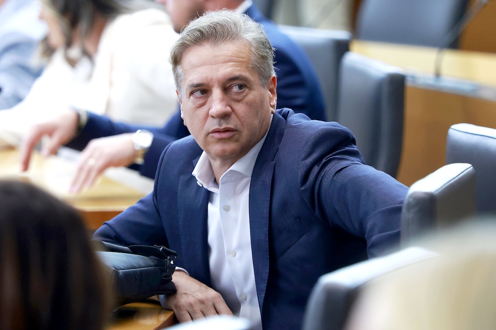 Golob je kopal jamo “janšistom”, zdaj sam vanjo pada