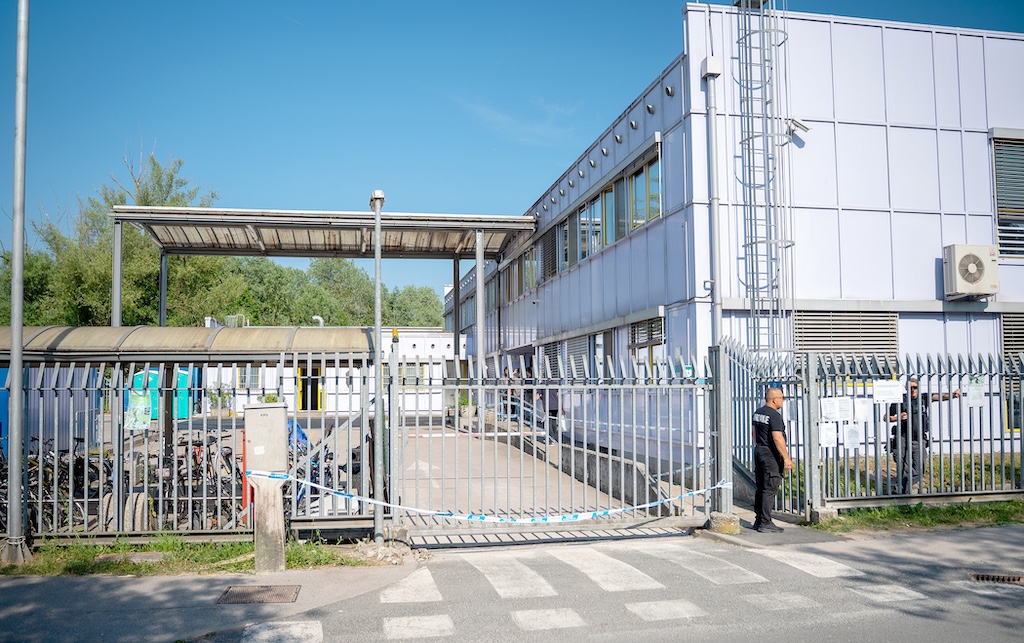 Reševanje migrantske problematike: tožbe so vložene zoper skoraj vsako odločitev ministrstva