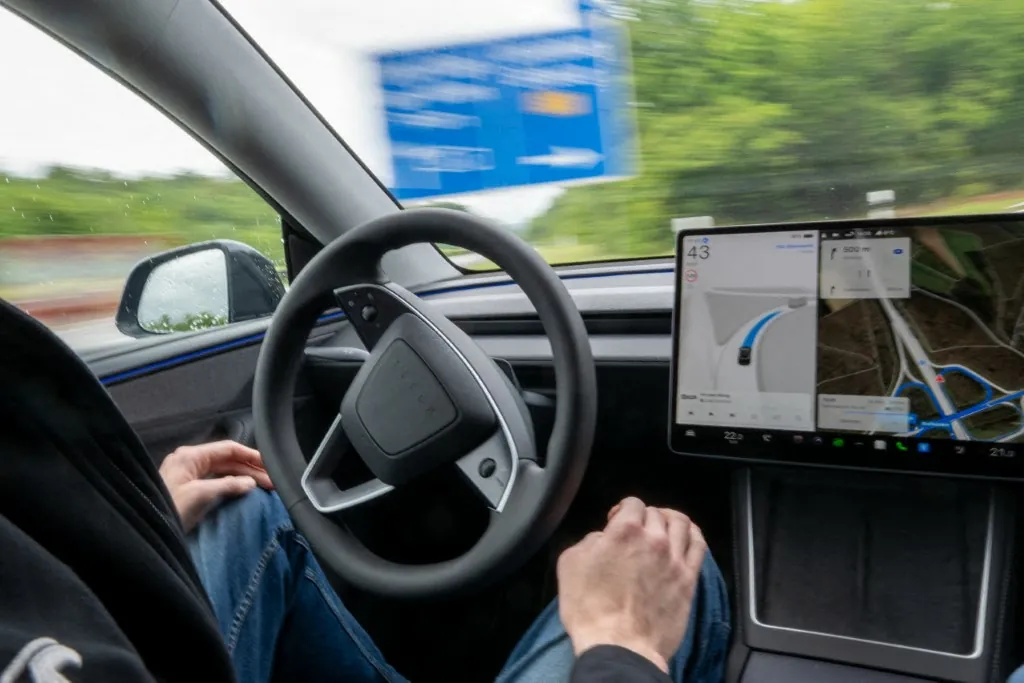 Tesla avtomobili s samovozečo funkcijo kmalu tudi na naših cestah