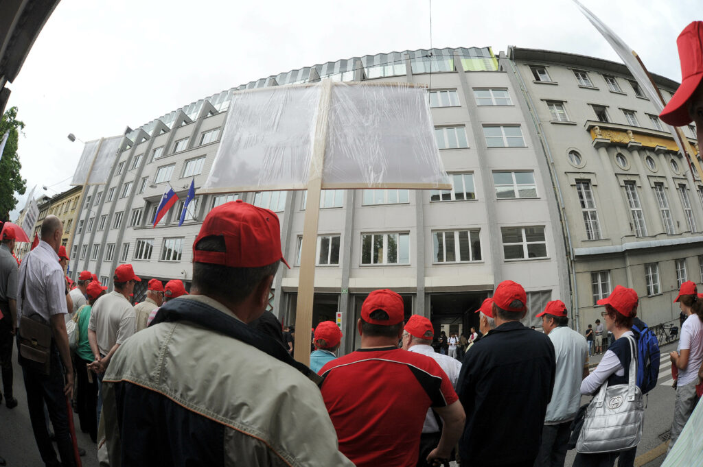 Škandal: politični boj proti višjim plačam delavcev sindikati ne plačujejo iz svojih žepov