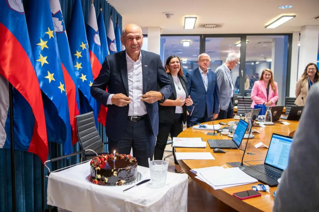 [Video] Vse najboljše, premier! Janša je bil ob 68. rojstnem dnevu deležen posebnega presenečenja