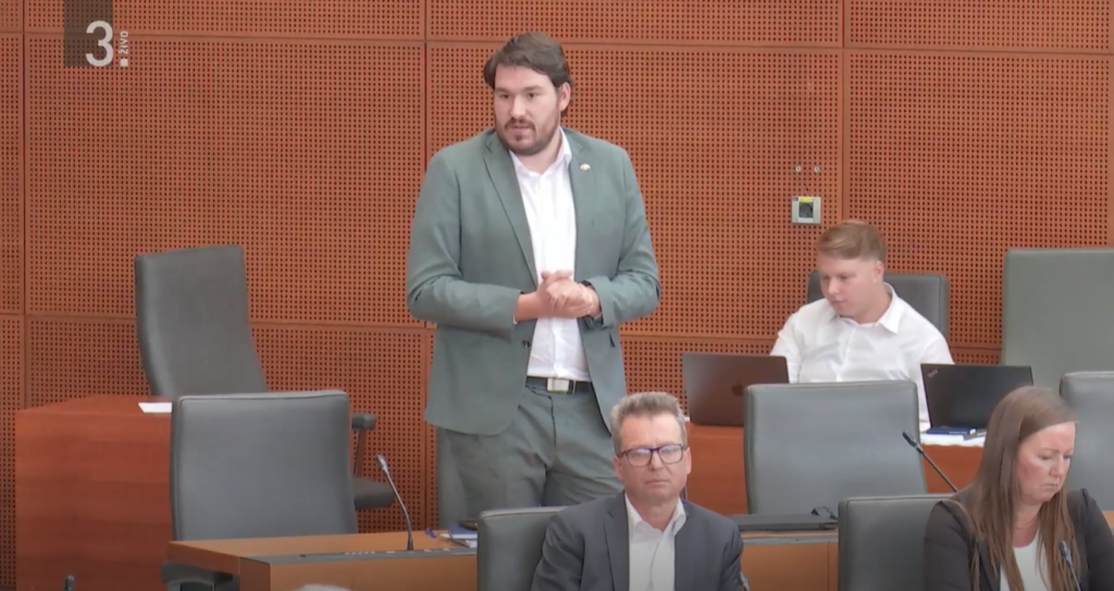 [Video] Simonič svobodnjakom nastavil ogledalo: “Napuh vas je stal vlade”