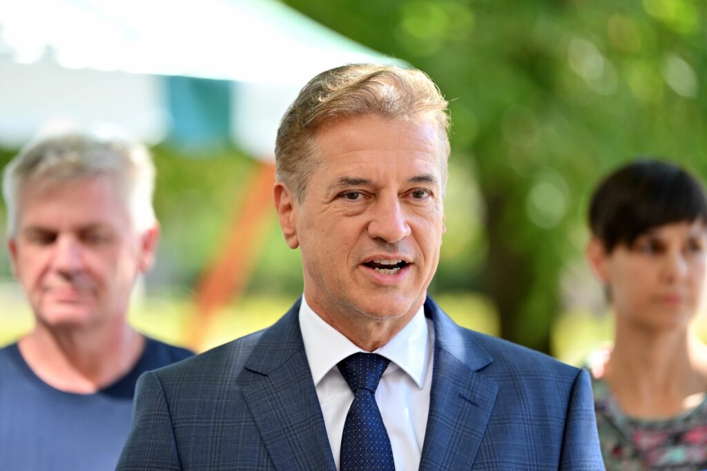 Računsko sodišče razkrilo proračunsko šlamastiko Golobove vlade