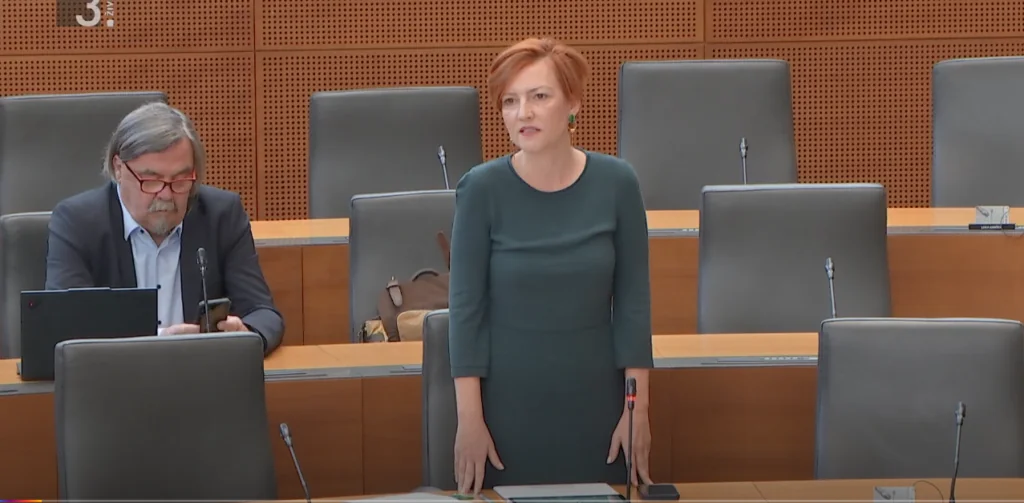 [Video] Asta Vrečko in zakoni fizike: Dodatni vozni pas ne bo zmanjšal gneče!