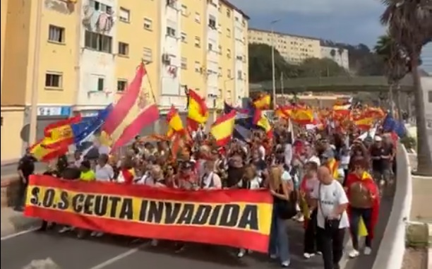 Jasno sporočilo protestnega shoda: »Maroko, baraba, Ceuta pripada Ceutčanom!«