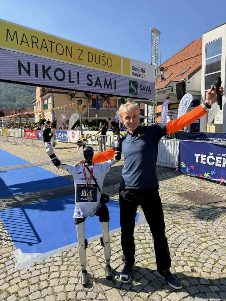 Humanoidni robot Jože pretekel prvo stotico