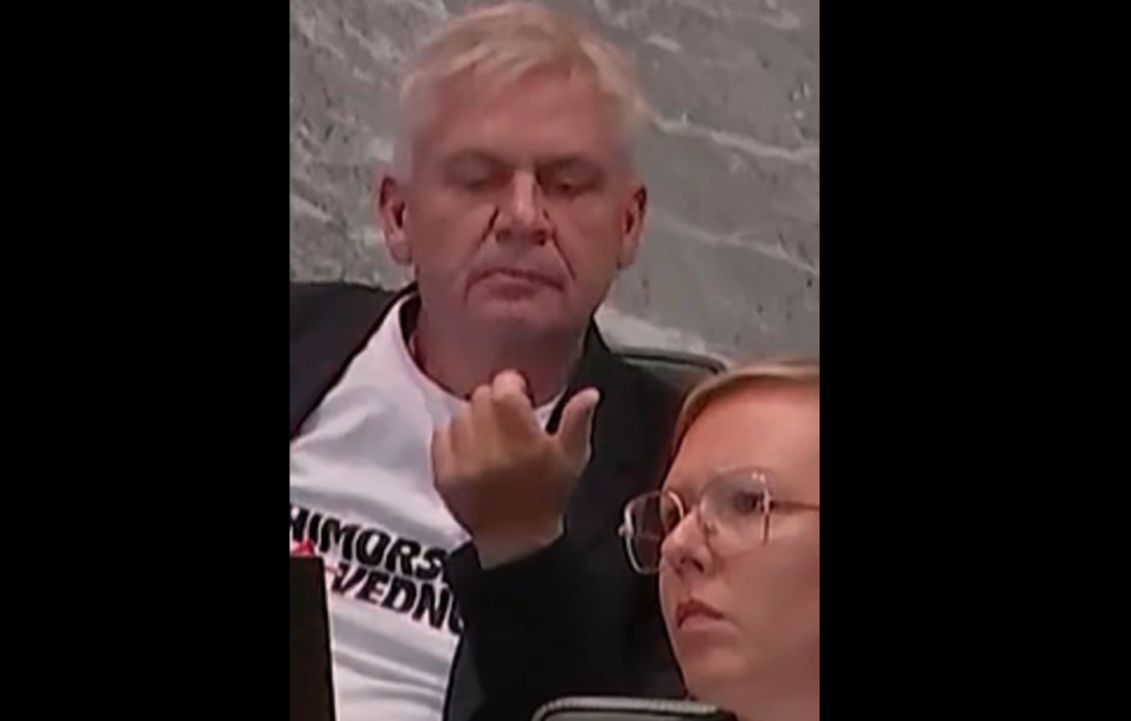 [Video] Poslanec Premk znova poskrbel za zgražanje; poglejte, kaj si je vtaknil v usta