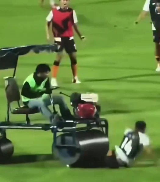 [Video] Med ogrevanjem ga je povozil valjar, nato pa je celo zaigral na tekmi