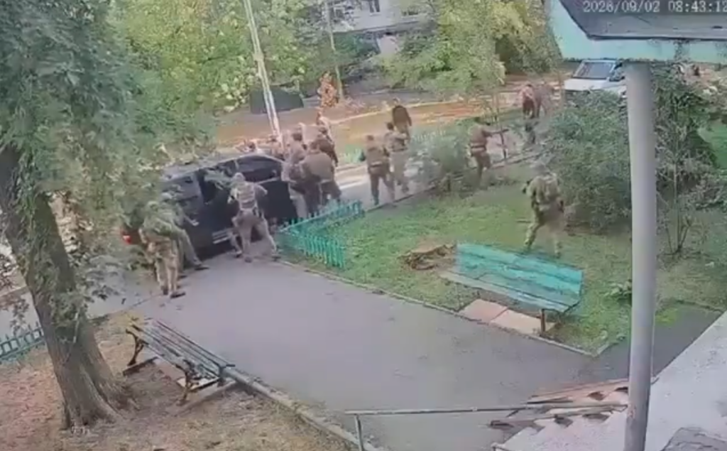 [VIDEO] Tako je bil videti strelski obračun med ukrajinskimi varnostnimi službami; Zelenski: popolnoma sramotna situacija