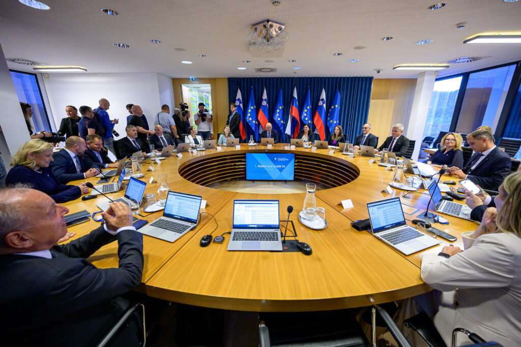 Vlada začela reformo šolstva in odpravila načrte za izpostavi azilnega doma