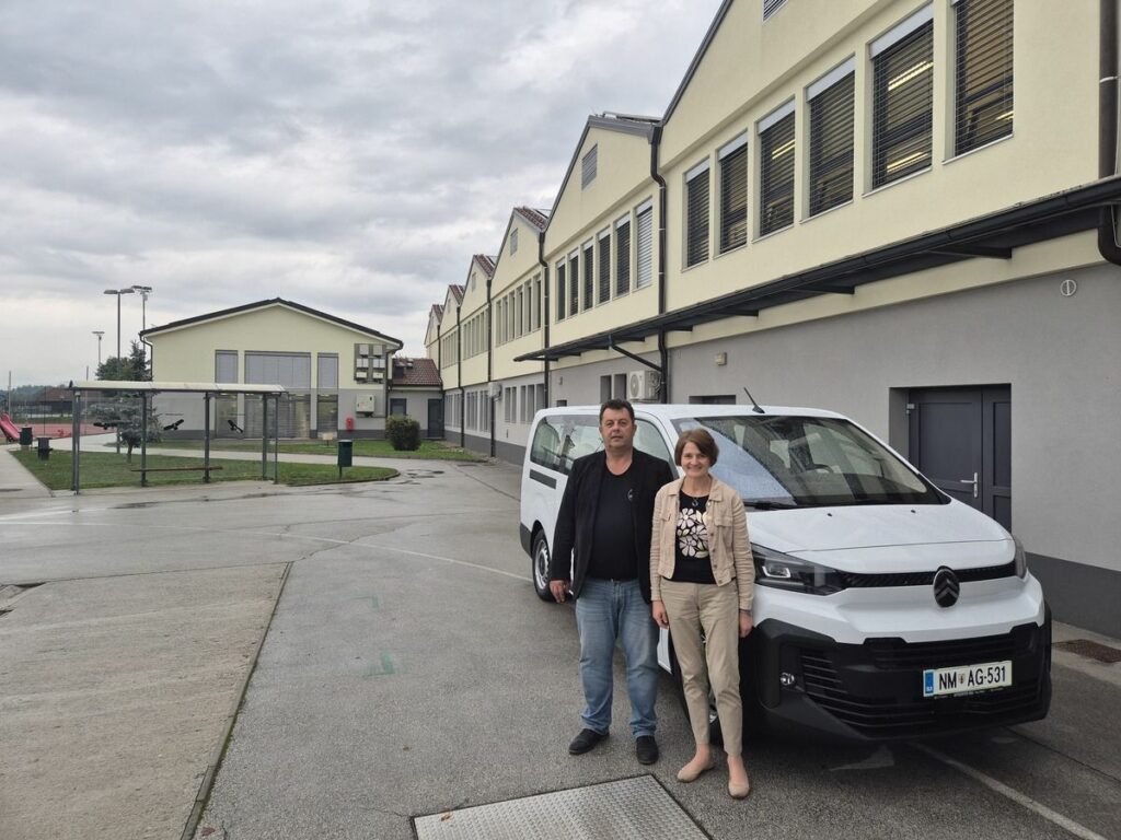 Občina Mokronog-Trebelno dobila nov kombi šolo, športnike in društva