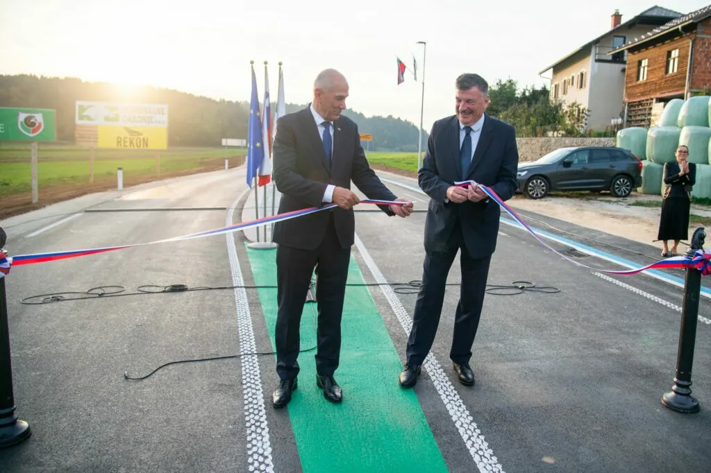 Prenovljena cesta Žalna–Velika Loka slovesno odprta: nagovorila sta župan Verlič in premier Janša