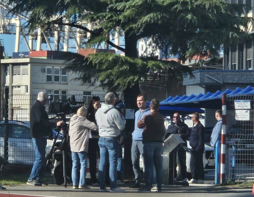 Pred Luko Koper na protestu sindikata več novinarjev kot protestnikov