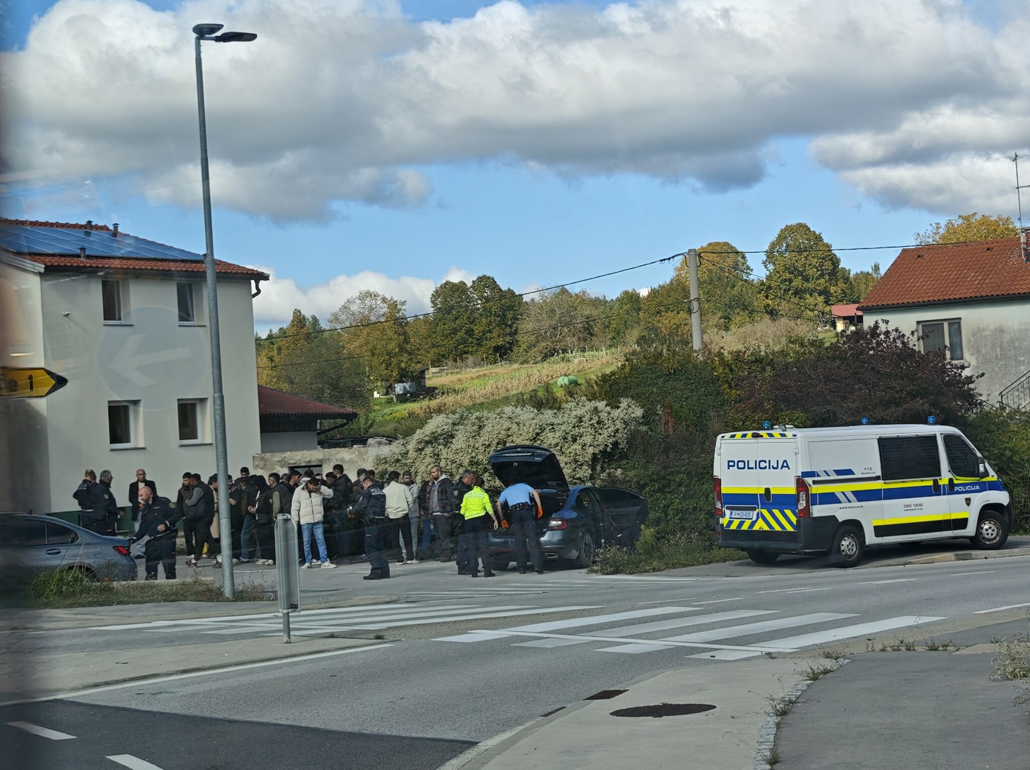 Policija posredovala na volišču v Sežani in prijela migrante