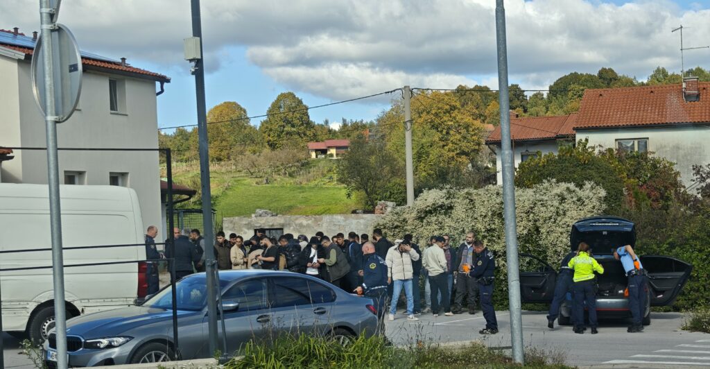 [FOTO] Policisti prijeli večje število migrantov med Podgradom in Kozino