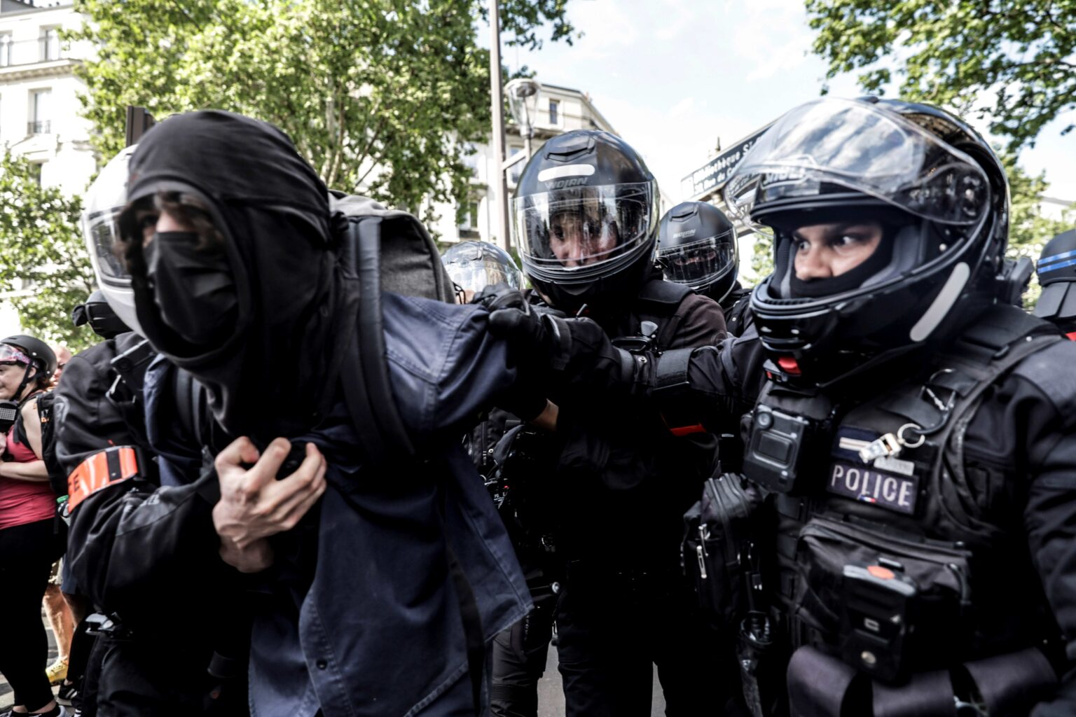 Napad na policistko v Parizu in vznemirjenje v Kranju