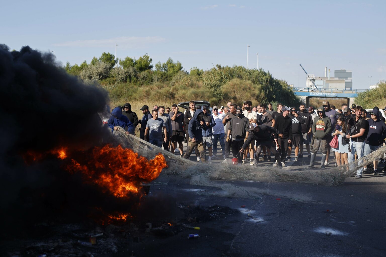 Nasilni protesti v Franciji: napad z metalcem ognja, oblasti krivijo skrajno levico
