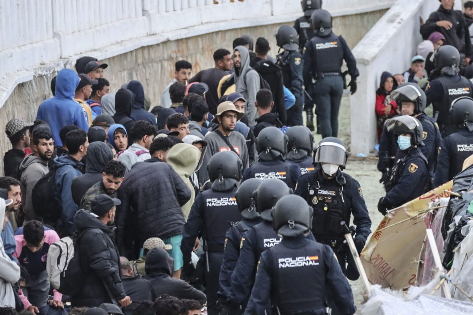 ZN skrbi ravnanje z migranti v Ceuti, toda kako naj Španija prepreči množične nezakonite prehode meje?