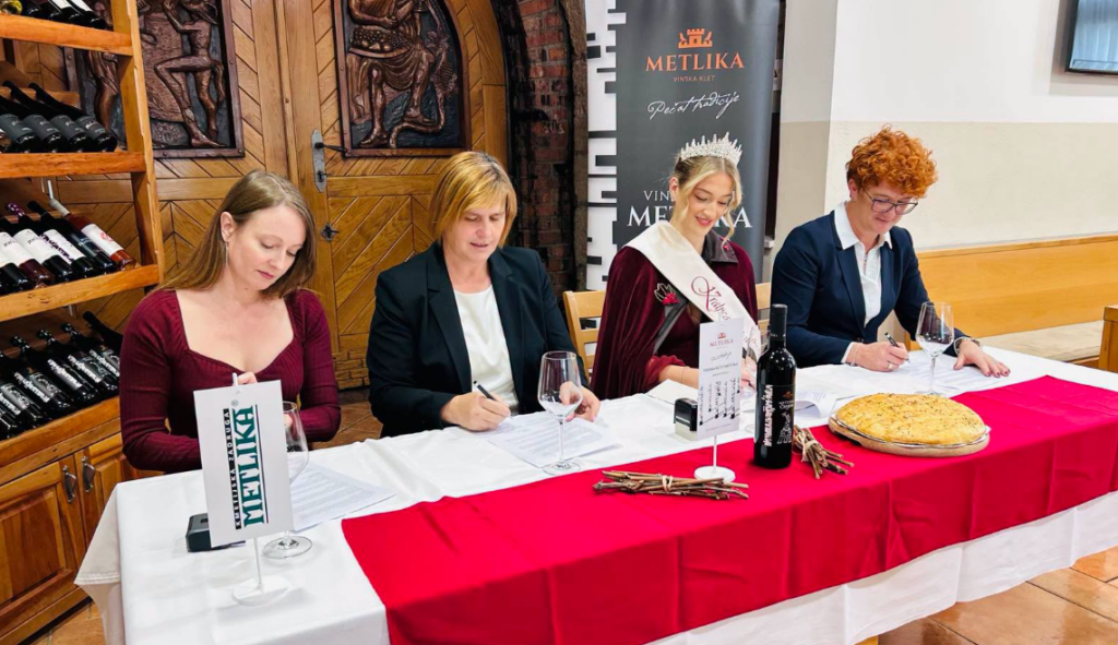Metlika: Podpisana sponzorska pogodba z 18. kraljico metliške črnine Julio Kočevar