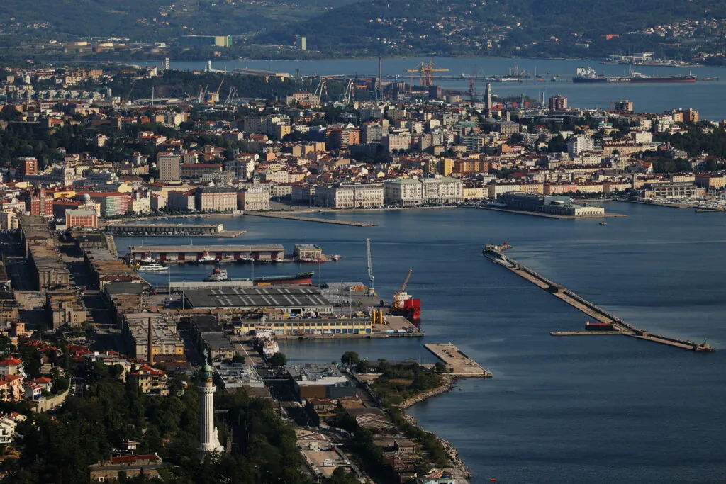 Migranti so se spravili kar nad svoje dobrodelnike