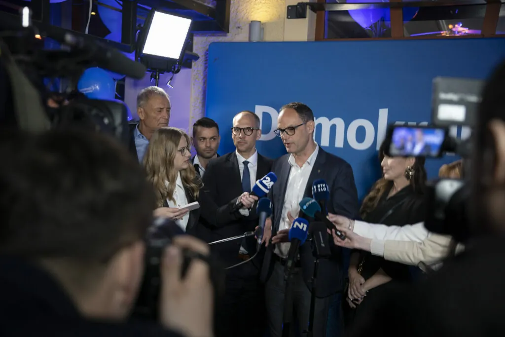 Po Resnici rušenje Demokratov; na ofenzivo opozorjeni že septembra