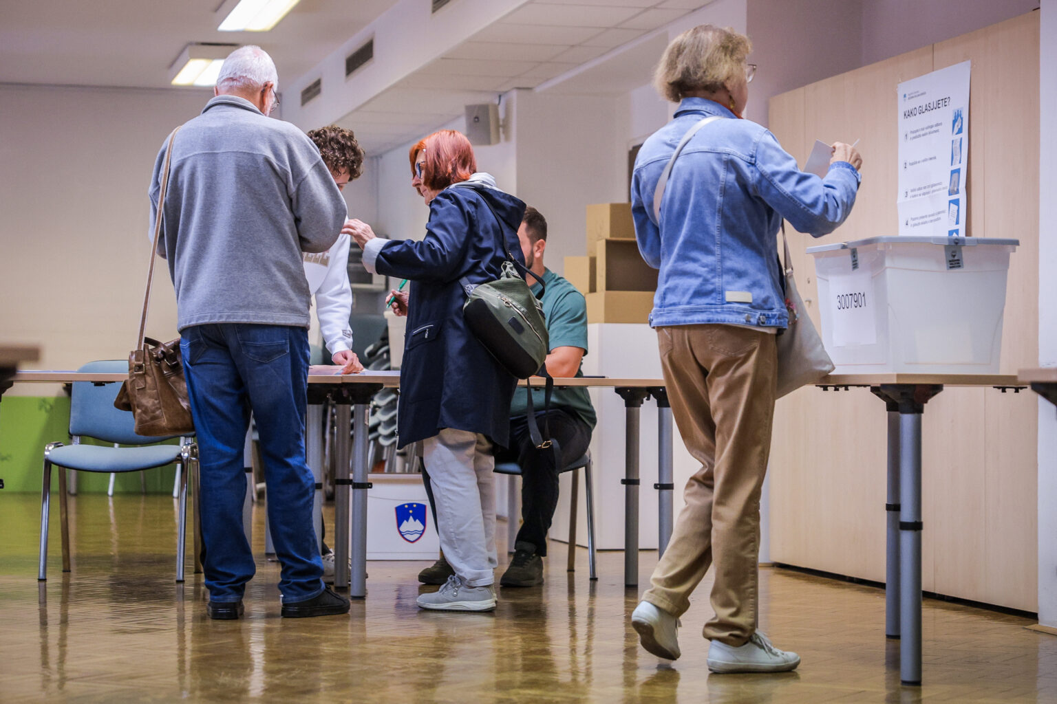 Prvi dan glasove oddalo 21.277 volivcev
