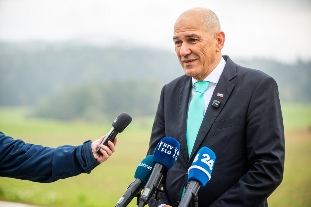 [Iz minute v minuto] Janez Janša: “Današnji referendumi bodo test zdrave pameti”