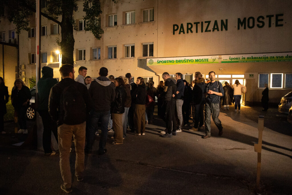 So na volišče Omnia v Ljubljani volivci prihajali tudi po uradnem zaprtju?