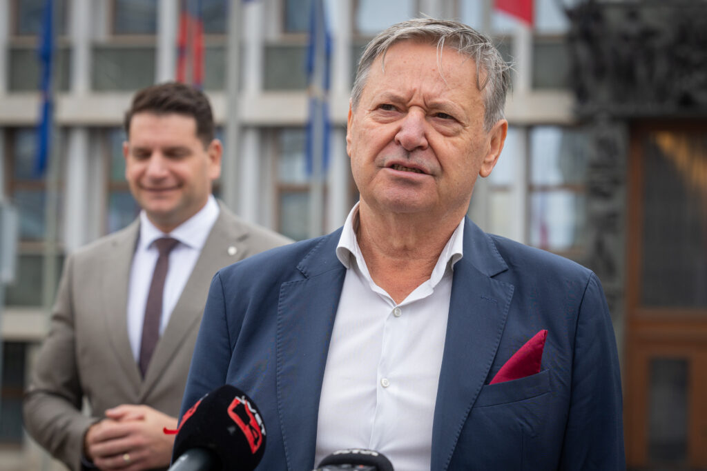 Kandidata za župana prestolnice predstavila tudi Resnica – to je nekdanji avtomobilist Matjaž Tomlje