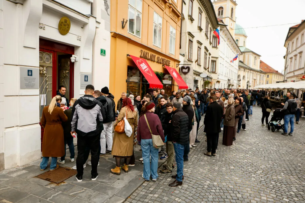 [Video] V središču Ljubljane dolga vrsta srbskih volivcev