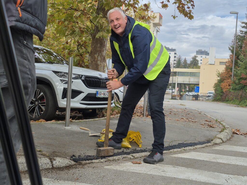 [Video] Primc namesto Jankovićevih služb asfaltiral nevaren robnik pri domu za ostarele