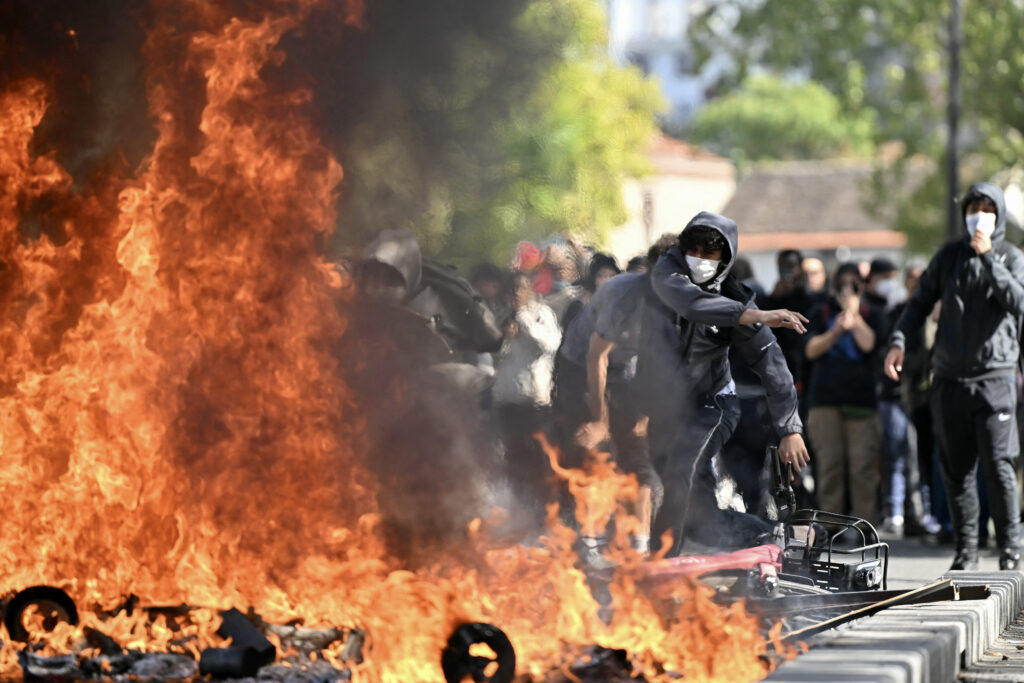 [Video] Protesti francoskih dijakov prerasli v nasilne spopade