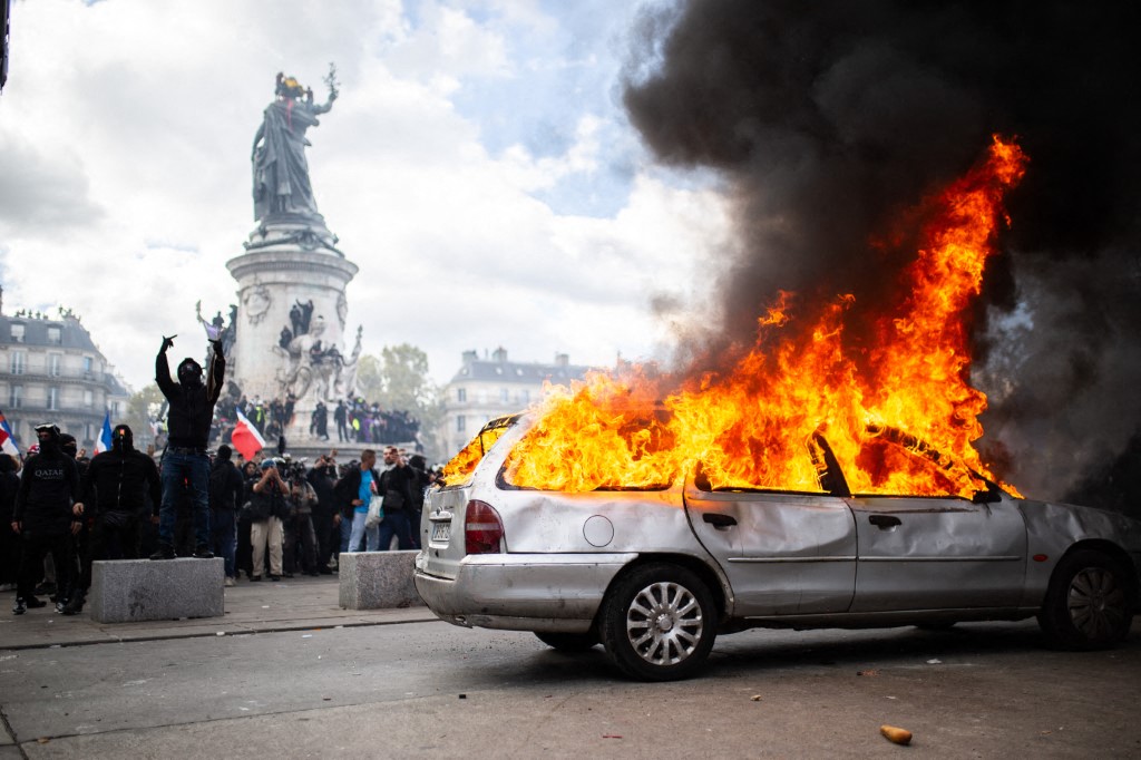 Po veliki škodi, ki so jo povzročili levičarsko-islamistični protestniki, Francija uvaja 0.8% “davek na izgrede”