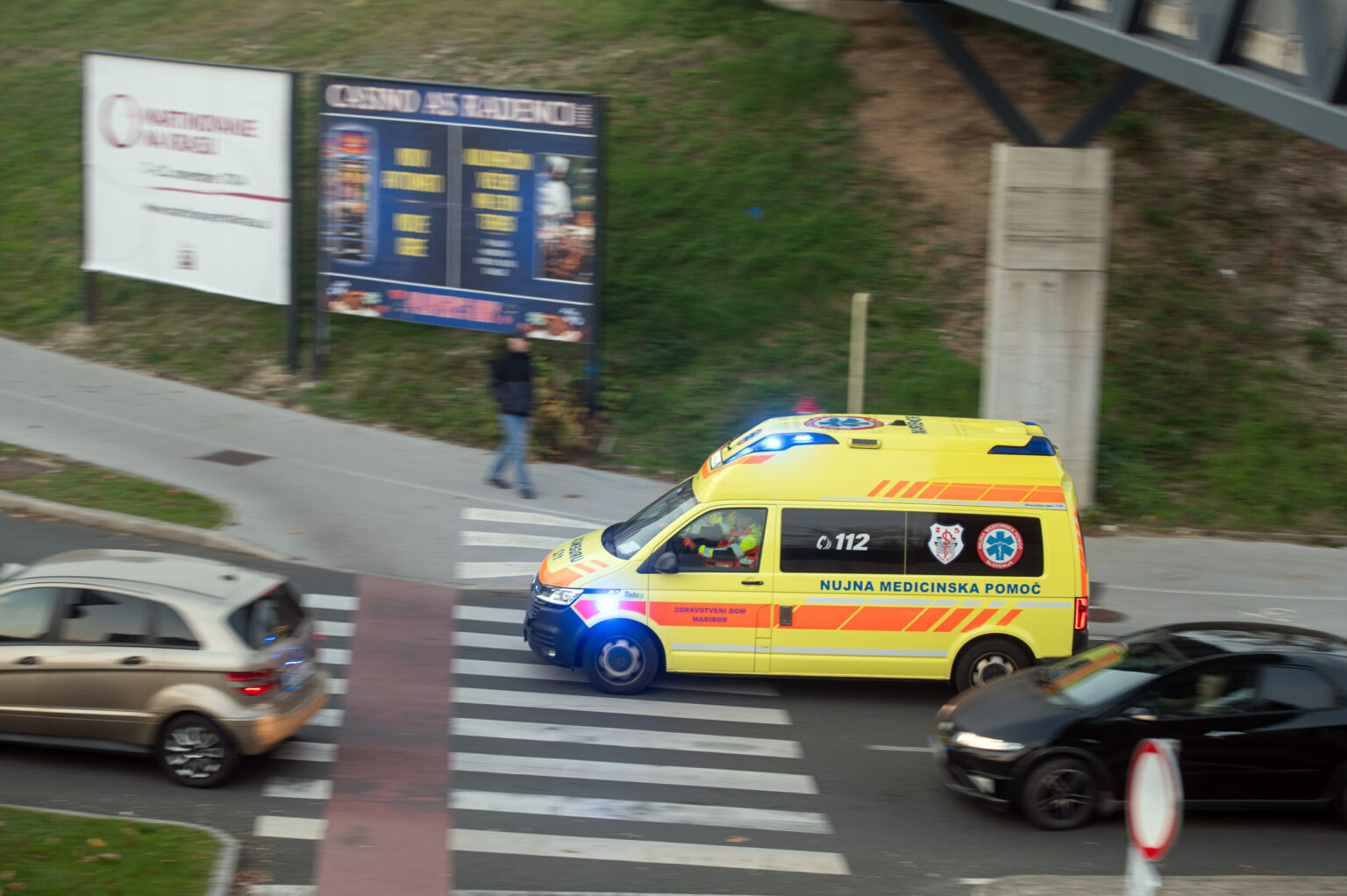 V Črnomlju med nudenjem pomoči napadli reševalko