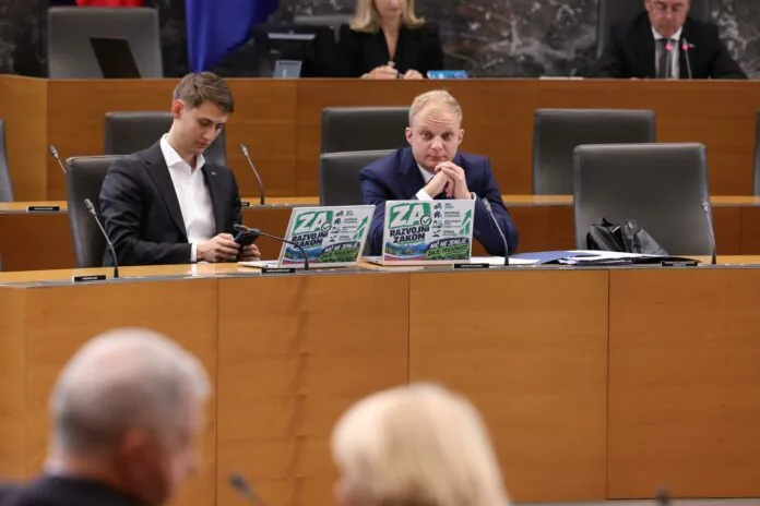 Kaj razvojni zakon pomeni za en dan ene slovenske družine in za gospodarstvo