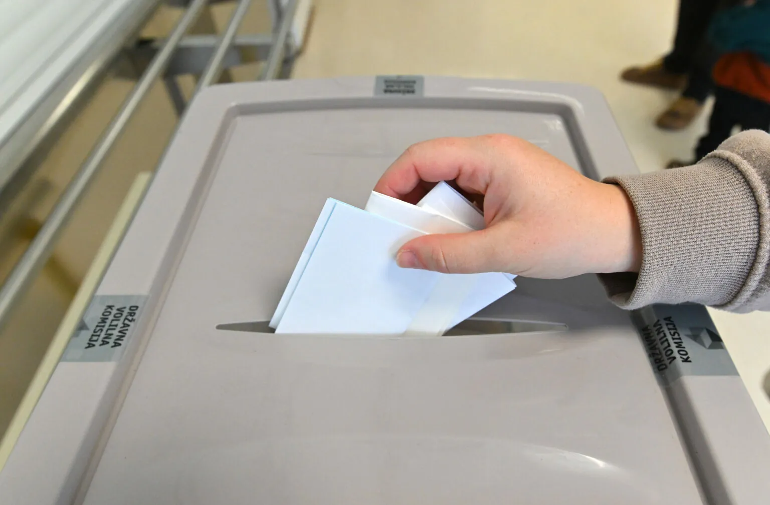 Kot v času Miloševića – na tem volišču oddanih več glasovnic kot je bilo volivcev