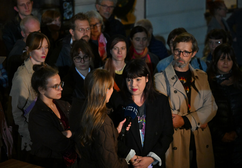 Izmišljena grožnja, napihnjena realnost: Kako so aktivisti 8. marca in večinski mediji manipulirali z referendumskim dnevom