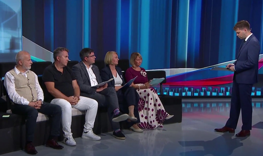 Voditeljema na RTV prekipelo ob kritikah javne televizije in omembi Golobovega čiščenja janšistov