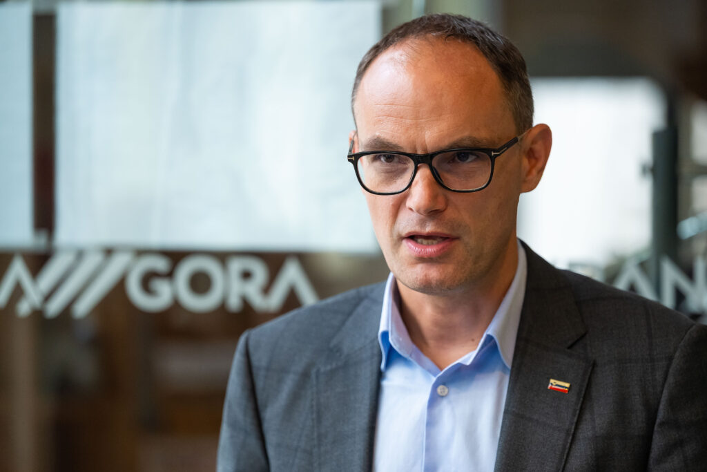 Delo laže o Logarju, ker Kolekor, lastnik časnika, ne bo dobil milijonskih državnih subvencij?