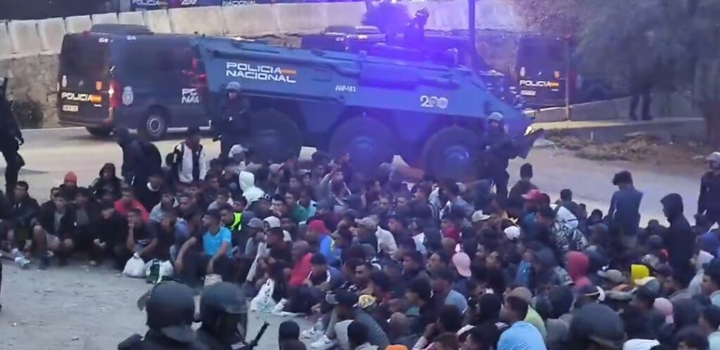[Video] Policija z oklepniki in droni nad ilegalne migrante v nezakonito postavljenem naselju